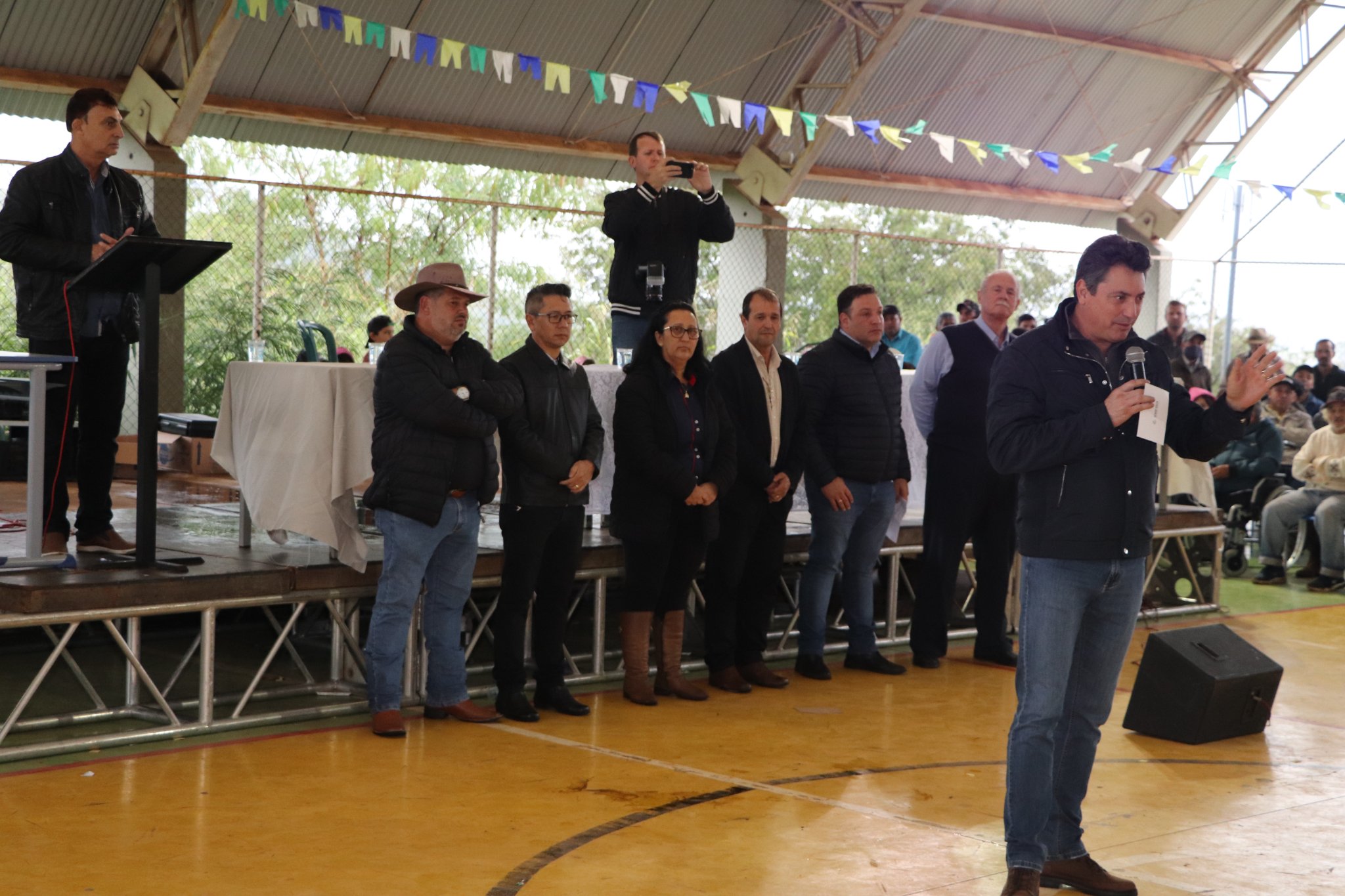 Solenidade de entrega de títulos da terra para as famílias do Assentamento 8 de Abril