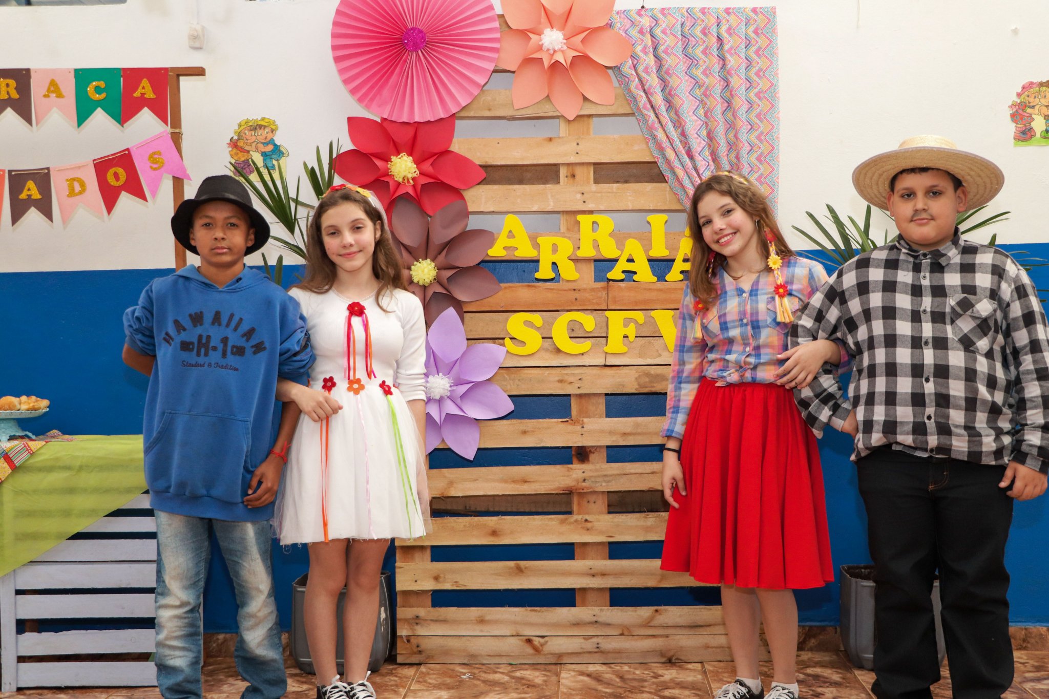 Festa junina entre crianças e adolescentes 