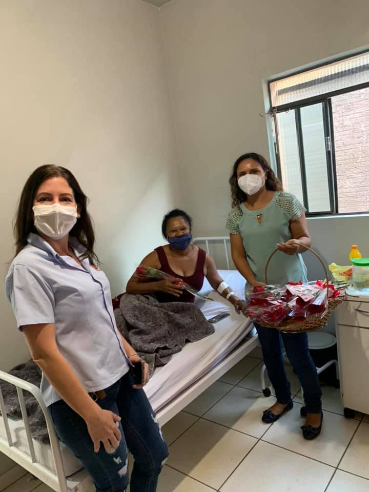 Secretária de saúde entrega flores para as mulheres da saúde e as demais em homenagem ao dia das 