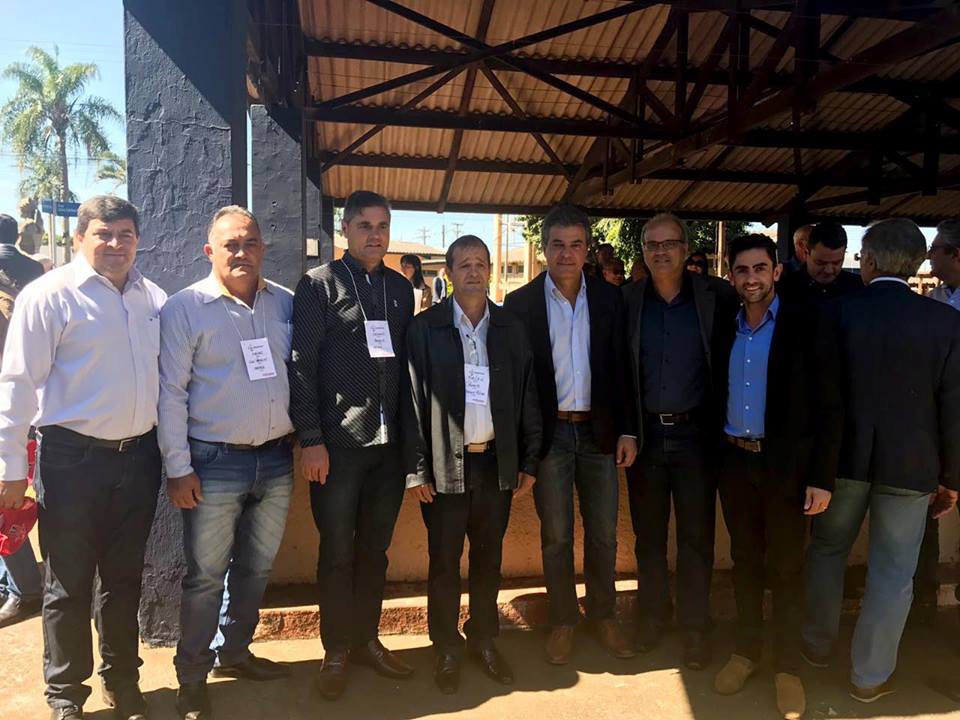 Reunião com finalidade de reduzir os custos nos serviços de asfalto.