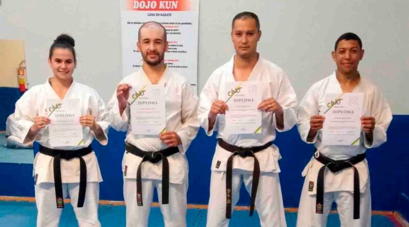 Entrega dos certificados de faixa preta e grau para Sensei (instrutor/mestre)