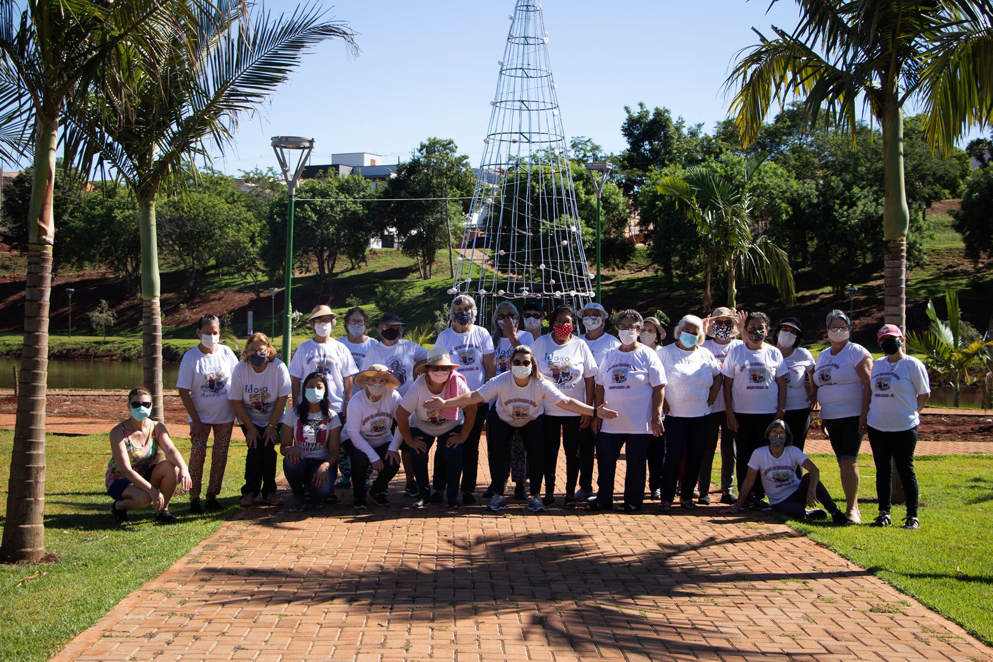 Idosos do Grupo Conviver realizam um passeio no Lago Municipal