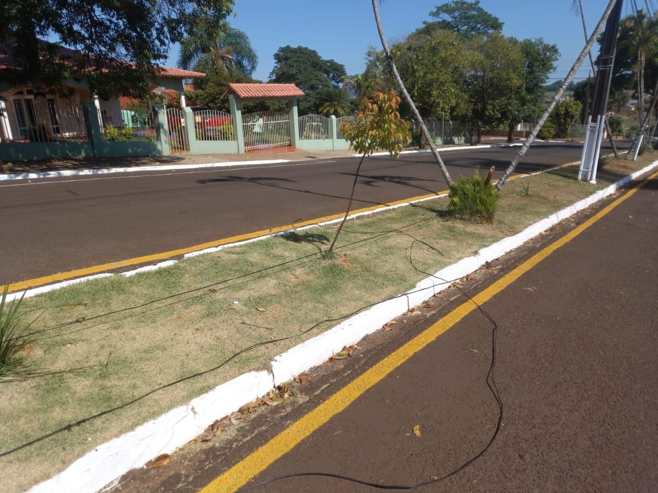 EM JARDIM ALEGRE VÂNDALOS DESTROEM DECORAÇÃO DE NATAL NA AVENIDA GETULINA