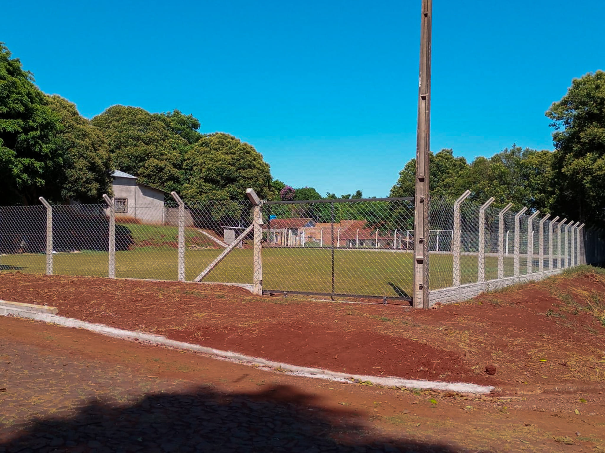 Reta final das obras do campo de futebol