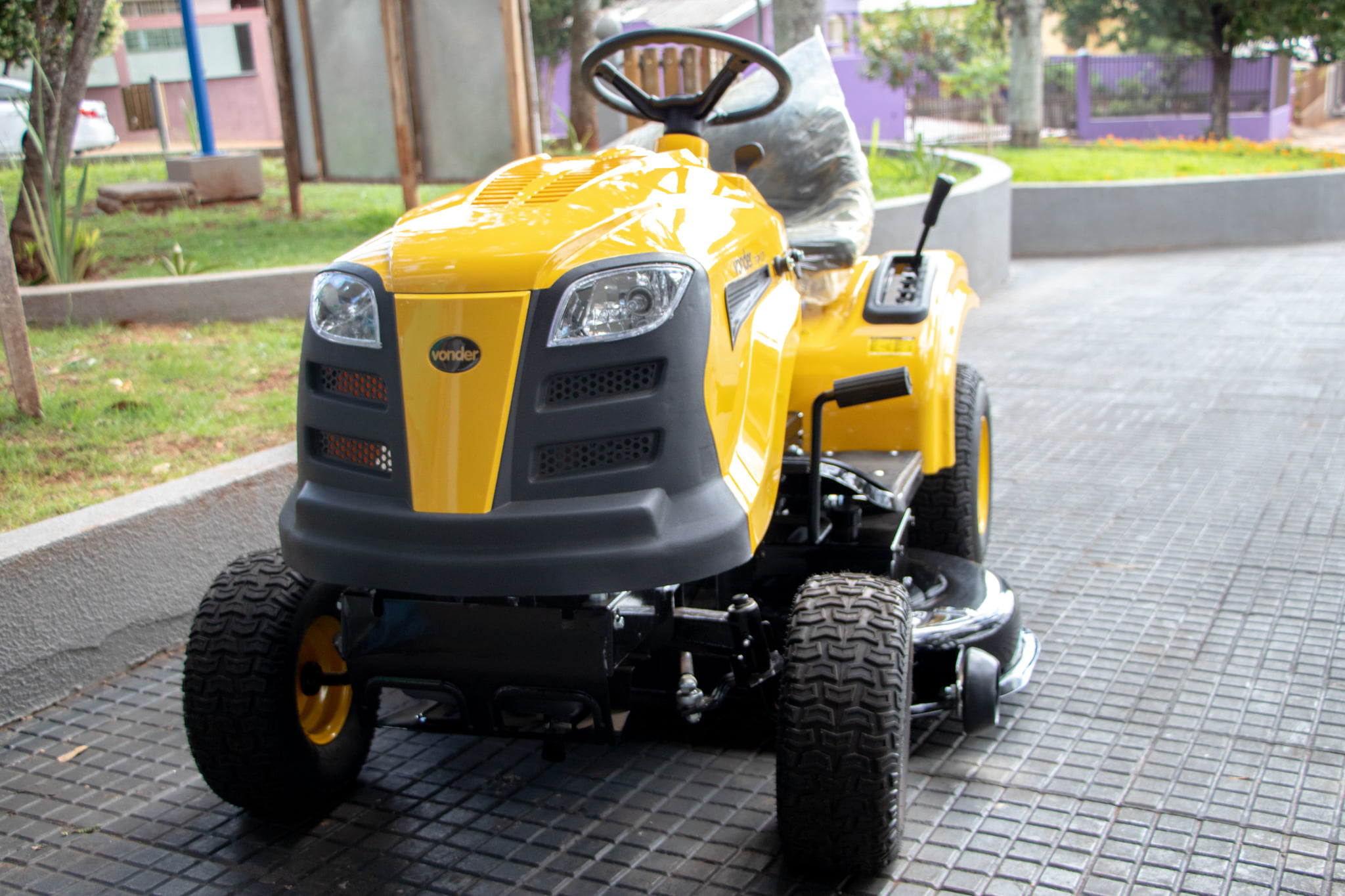 Prefeitura de Jardim Alegre adquire um novo Trator para cortar grama com recursos próprios