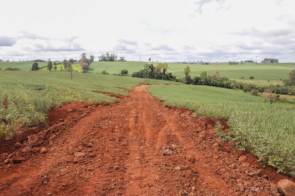 Cascalhamento na estrada que liga a comunidade da Vila Rural ao cinco em cruz do Município de Ivaip