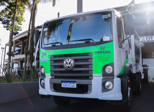 JARDIM ALEGRE RECEBE UM NOVO CAMINHÃO DE COLETA DE LIXO