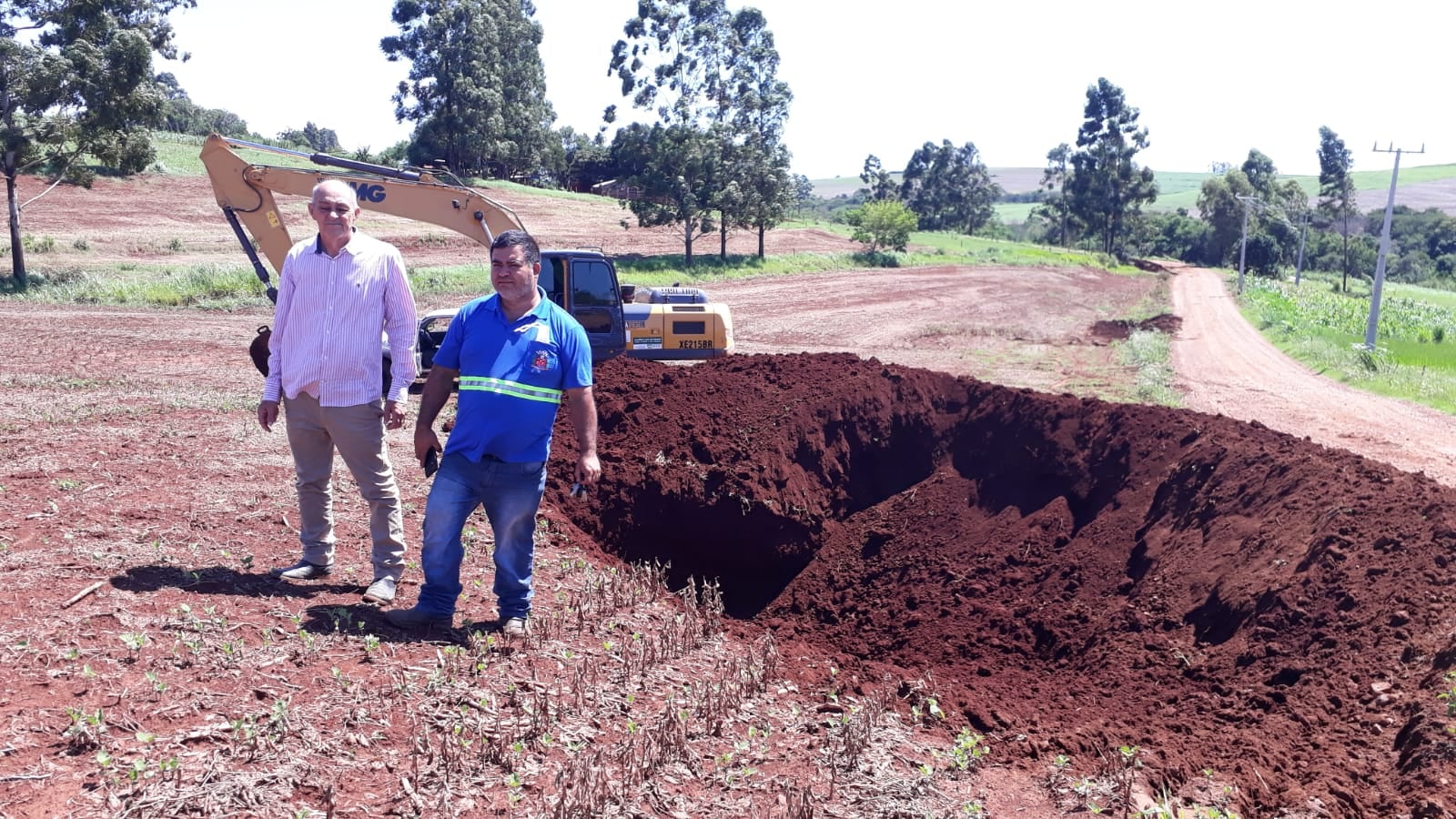 Cascalhamento e patrolamento no bairro Sede Velha