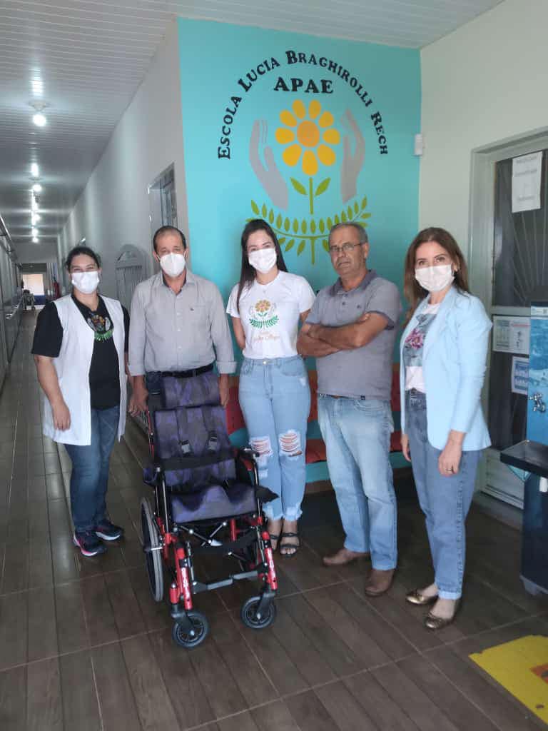 Prefeitura Jardim Alegre realiza a entrega de uma cadeira tetraplégica à APAE
