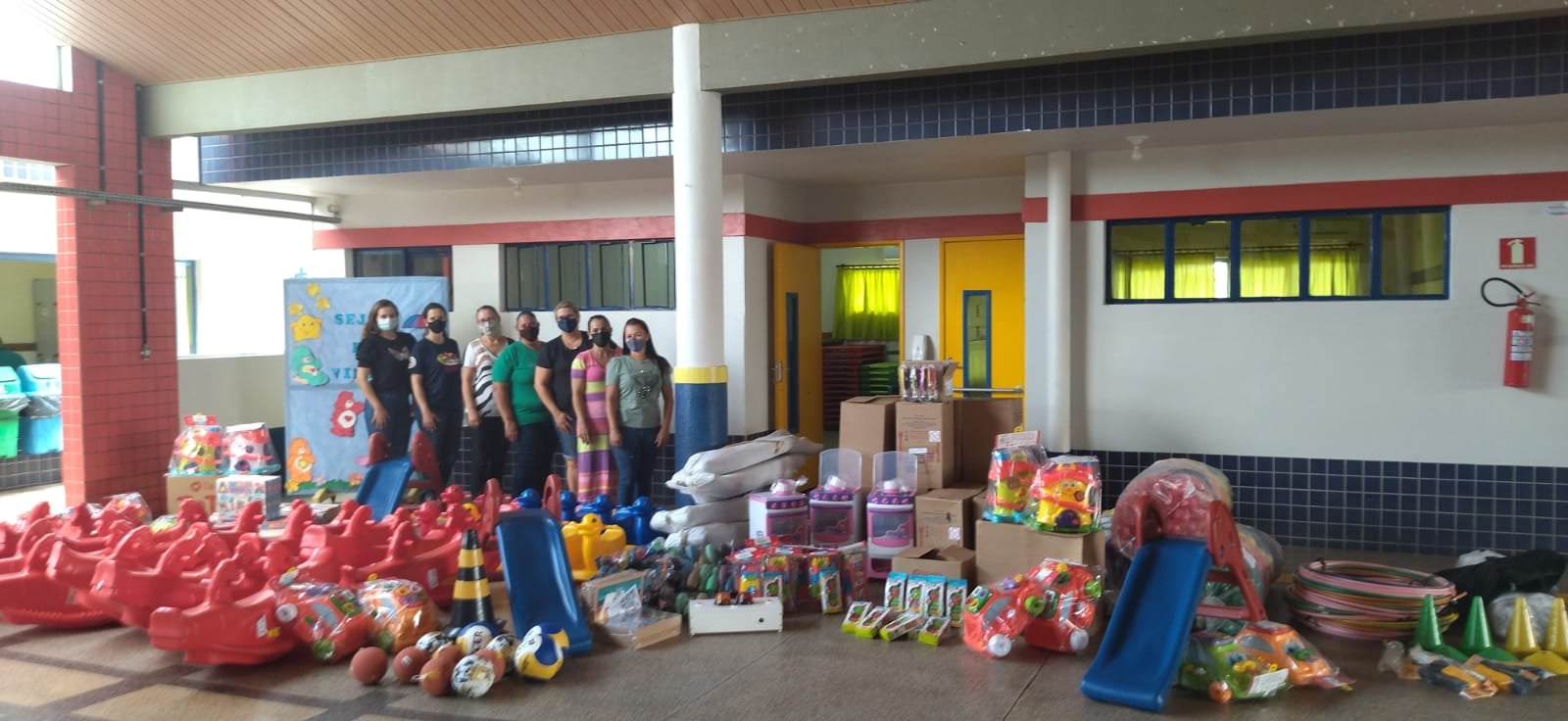 Entrega de jogos e materiais educativos nas escolas municipais de Jardim Alegre