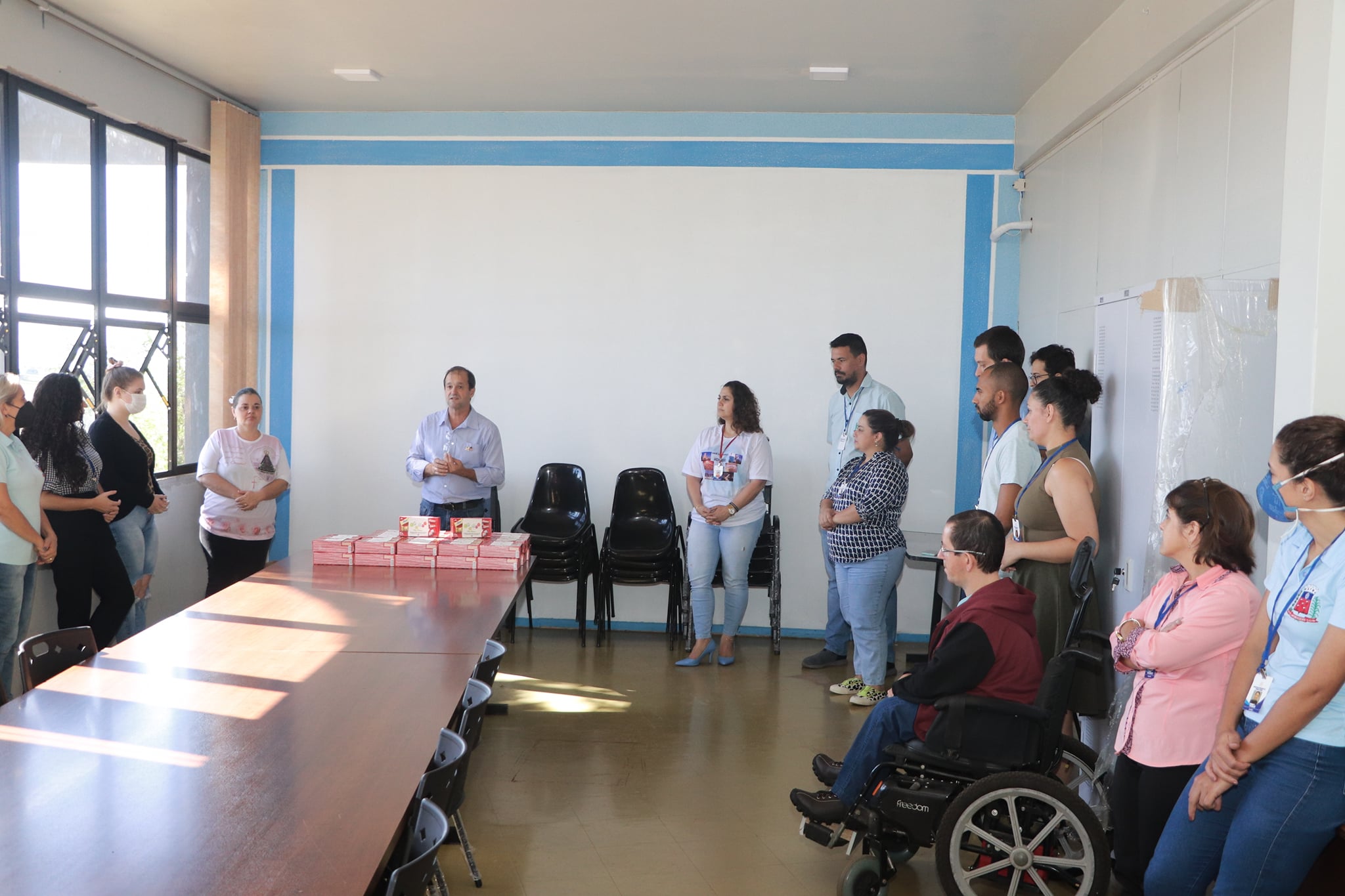 Entrega de caixas de bombom aos servidores e também a Câmara de Vereadores
