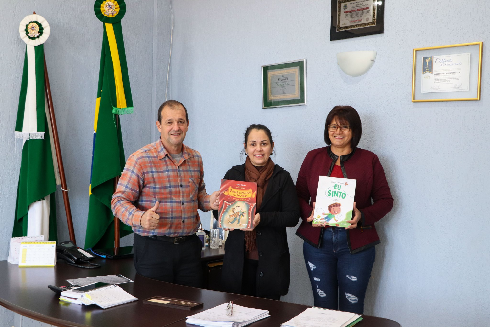 Escritora SANDRA SEBASTIÃO presenteou a Prefeitura de Jardim Alegre com seu livro "Eu sinto"