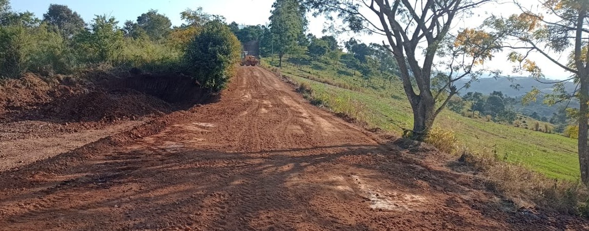 Melhorias na estrada do Assentamento 8 de Abril