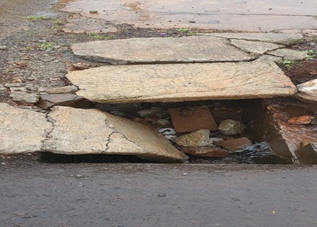 UM DESCASO, TAMPAS DE BOCA DE LOBO SÃO ALVO DE DESTRUIÇÃO