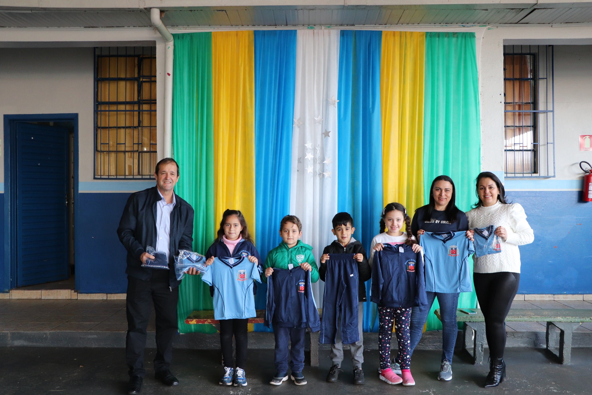 Entrega de novos uniformes nas escolas municipais de Jardim Alegre 