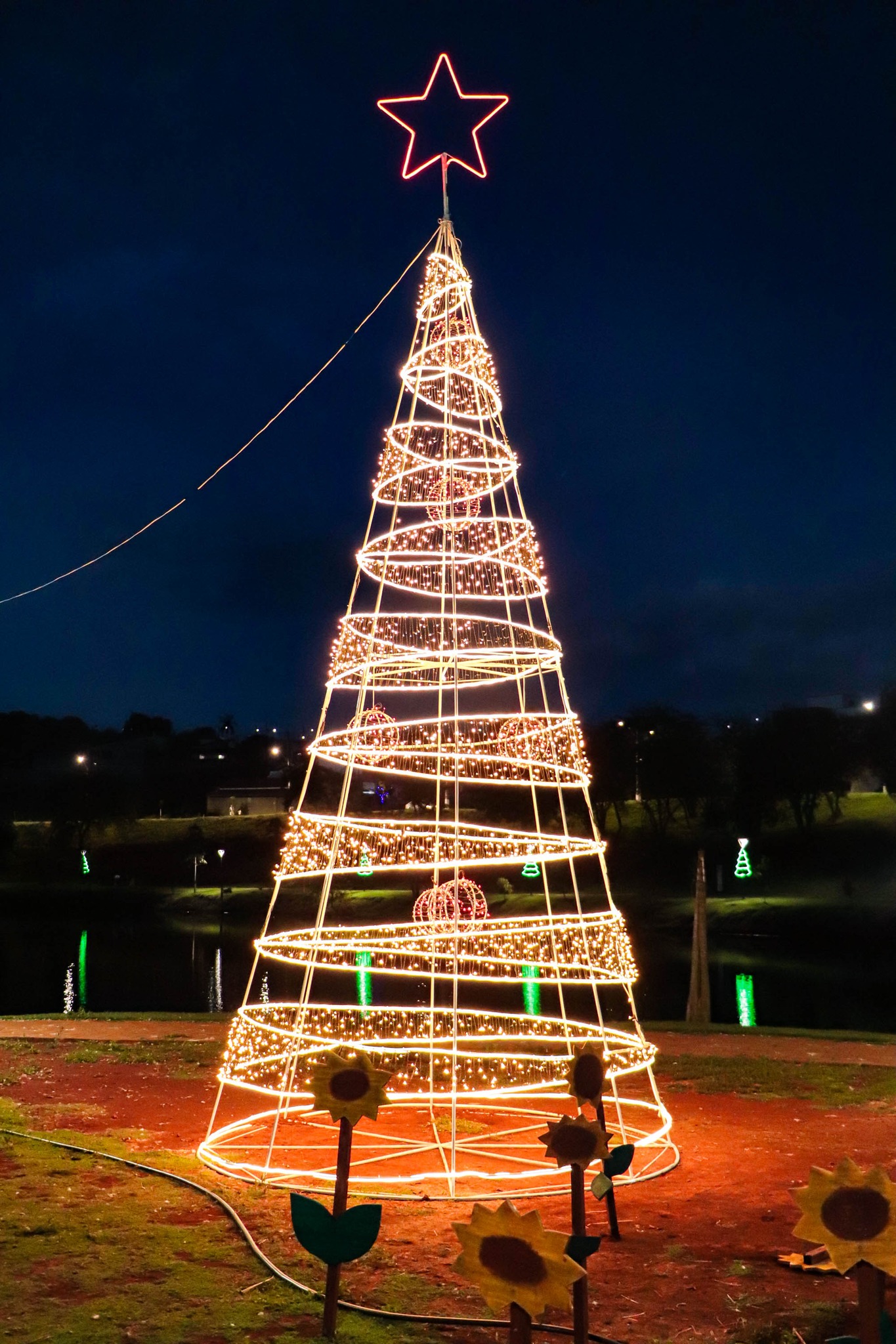 ANDAMENTO DAS DECORAÇÕES DE FINAL DE ANO: Lago Municipal Angelo Santinie e Trevo Secundário de Ja