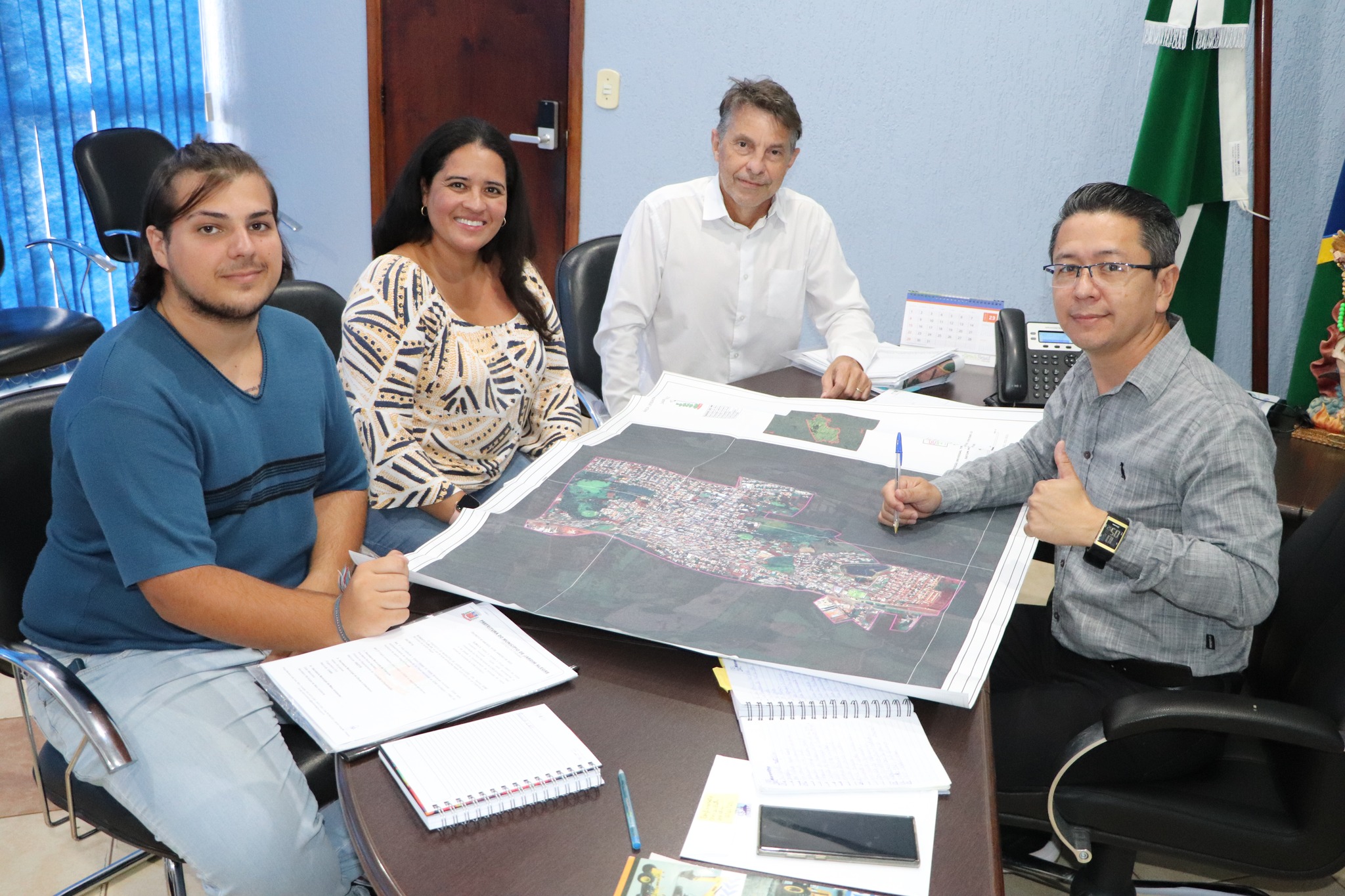 PREFEITO EM EXERCÍCIO MOISÉS LNORTOVZ DOS SANTOS ASSINA ORDEM DE SERVIÇO PARA ELABORAÇÃO DO PLA