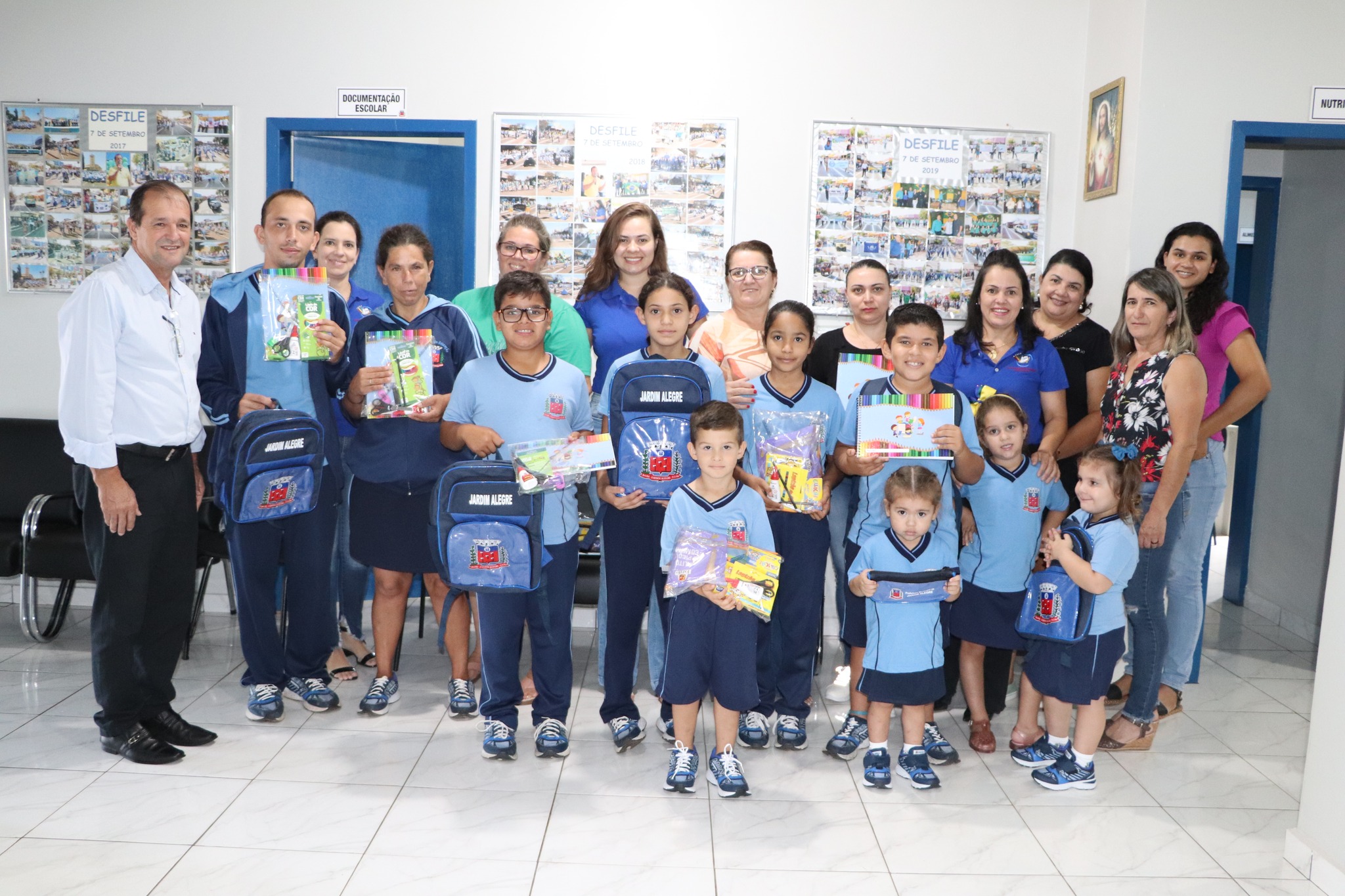 ENTREGA DOS MATERIAIS ESCOLARES AOS ALUNOS DA REDE MUNICIPAL DE ENSINO