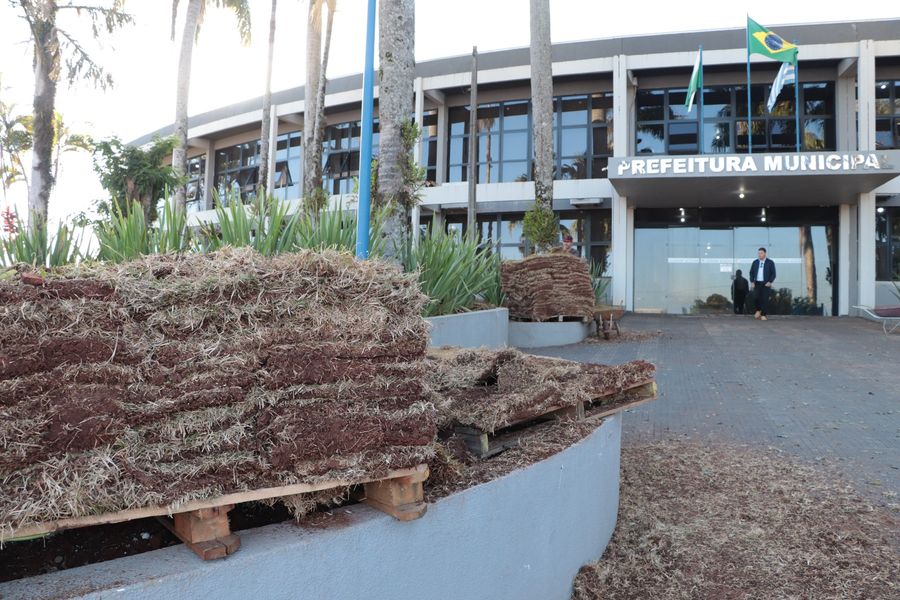 TROCA DE GRAMA DA PRAÇA DA PREFEITURA MUNICIPAL 