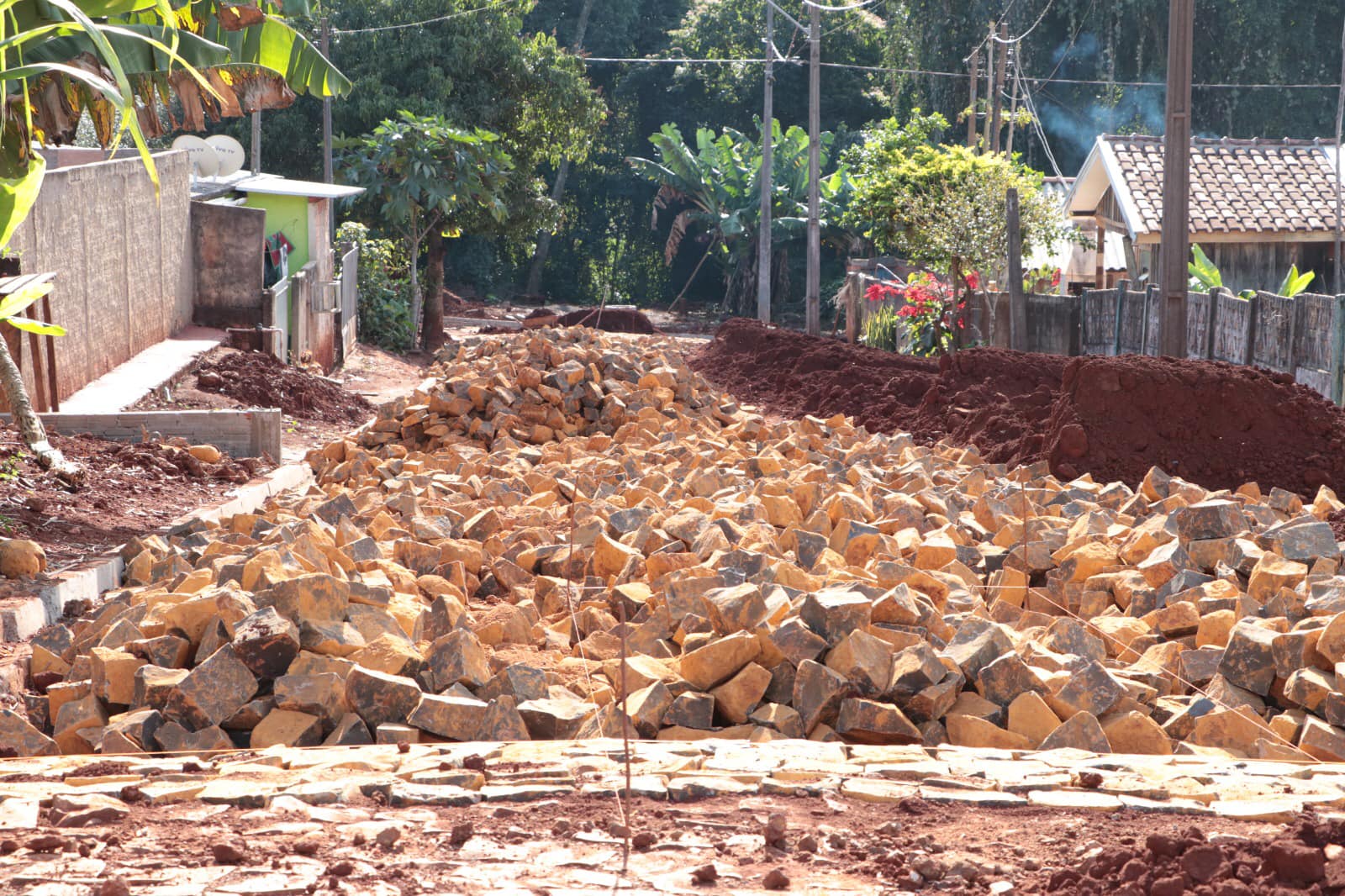 PAVIMENTAÇÃO EM PEDRAS IRREGULARES NO BAIRRO DA BARRA PRETA
