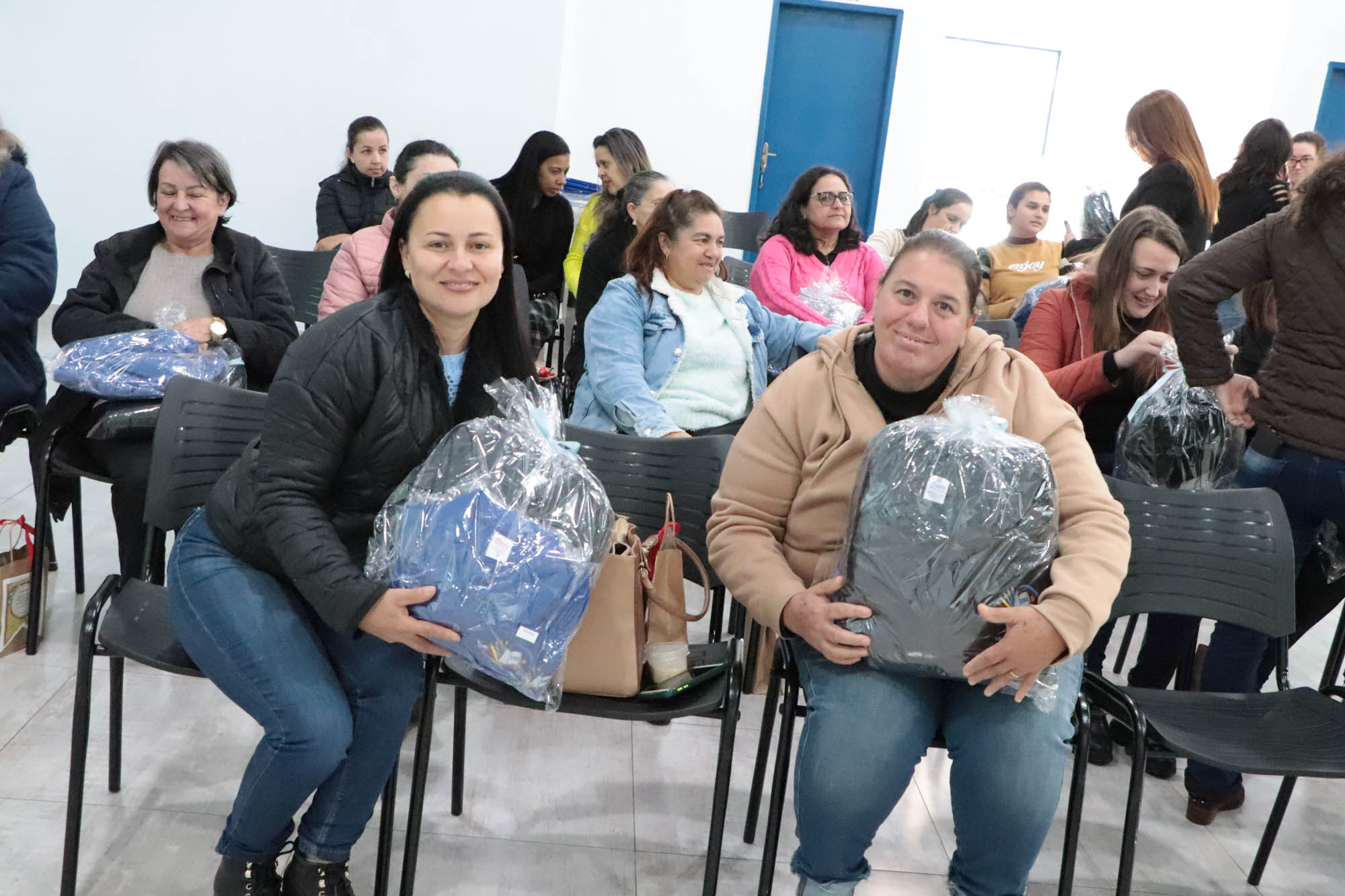FORMAÇÃO PEDAGÓGICA E ENTREGA DE NOVOS UNIFORMES AOS PROFESSORES MUNICIPAIS