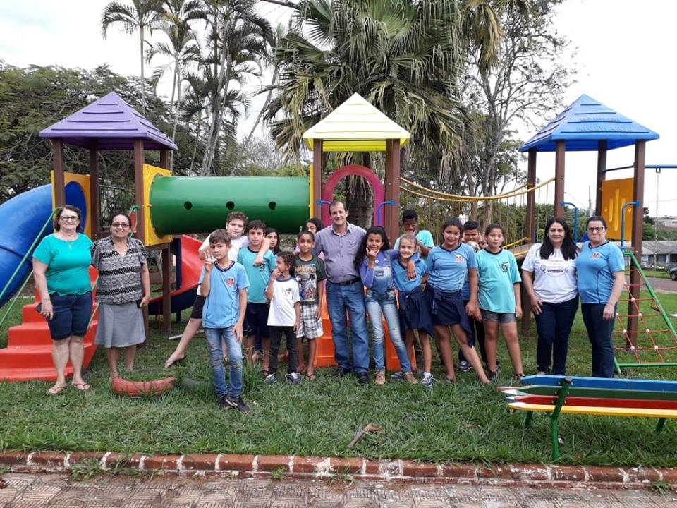 Mais uma conquista para Jardim Alegre parque na praça do centro social urbano!!