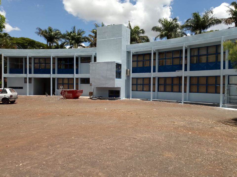 Em fase de conclusão pintura externa na prefeitura de Jardim Alegre.