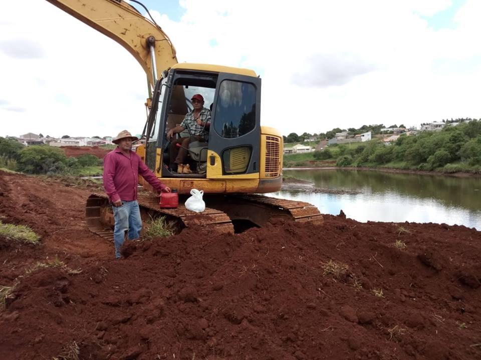 Prefeitura executa serviços de revitalização no Lago Municipal no Jardim América II.