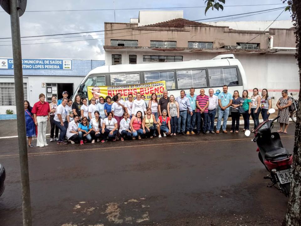 Deputado Federal Rubens Bueno, o qual fez entrega de um micro-ônibus