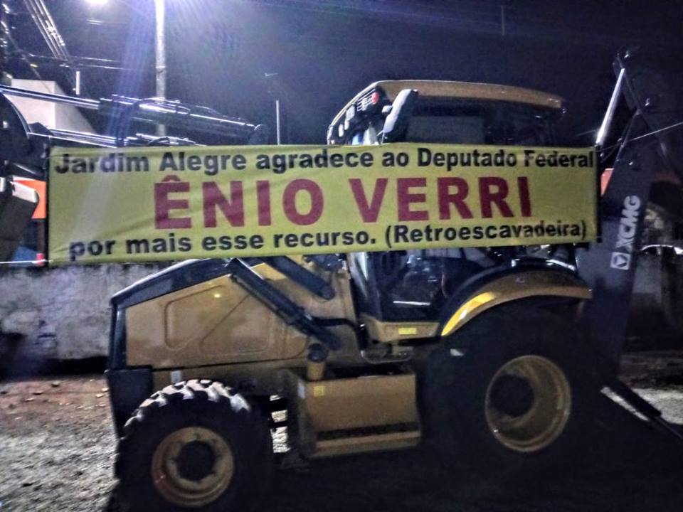 VERRI ENTREGA RETROESCAVADEIRA PARA MELHORIA NA INFRAESTRUTURA DE JARDIM ALEGRE