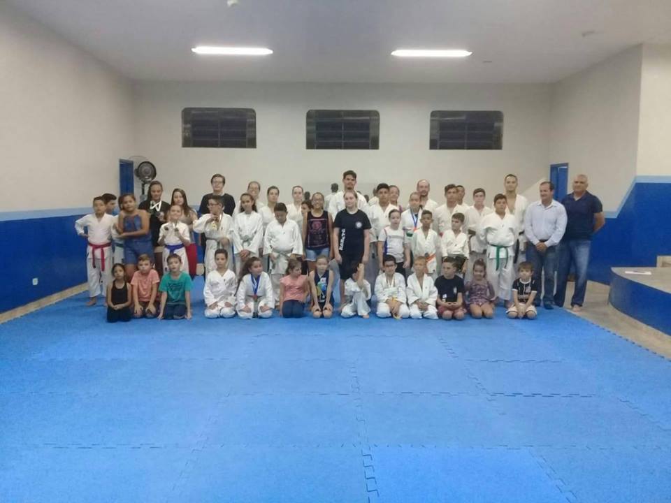 Prefeito Furlan visita atletas do Karatê Jardim Alegre