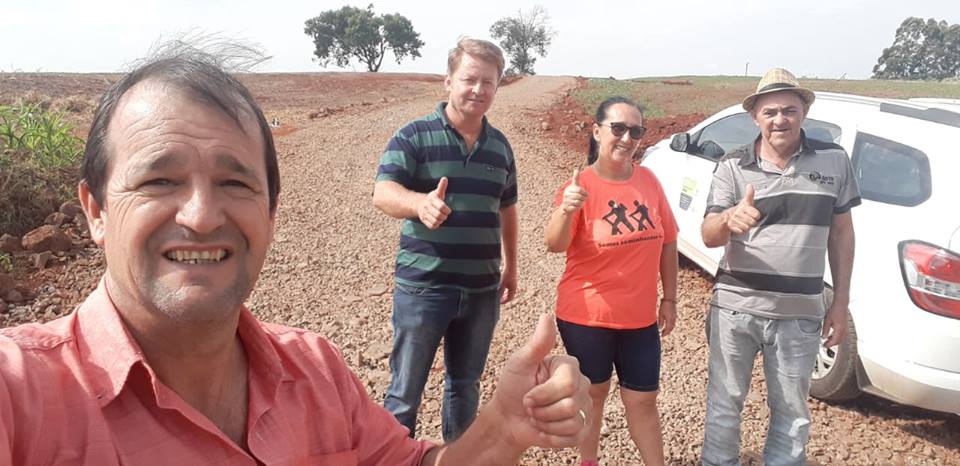 PREFEITURA REALIZA TRABALHO DE CASCALHAMENTO DE ESTRADAS RURAIS