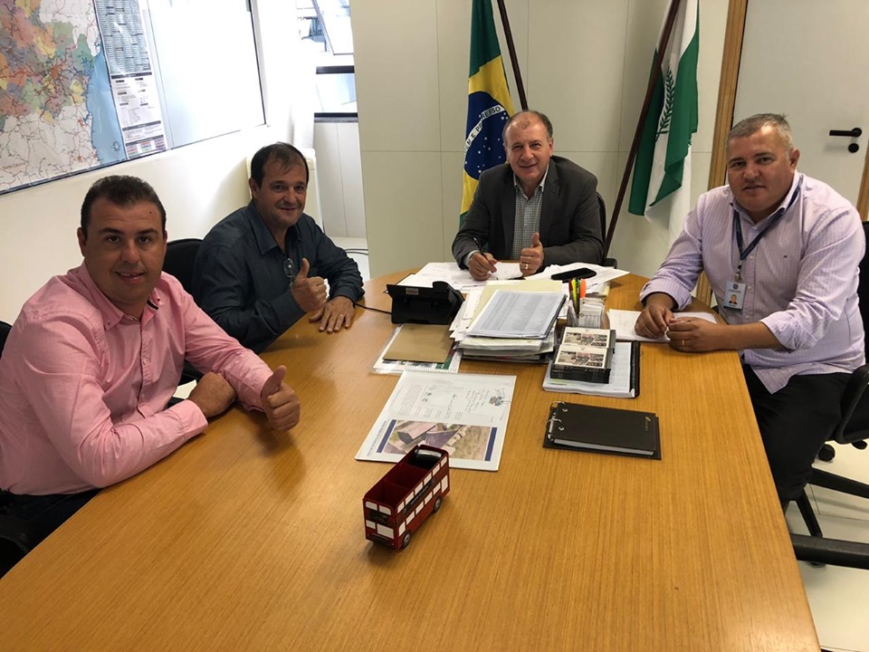 PREFEITO DE JARDIM ALEGRE JOSE ROBERTO FURLAN, ASSINA CONVENIO PARA RECAP ASFALTICO:
