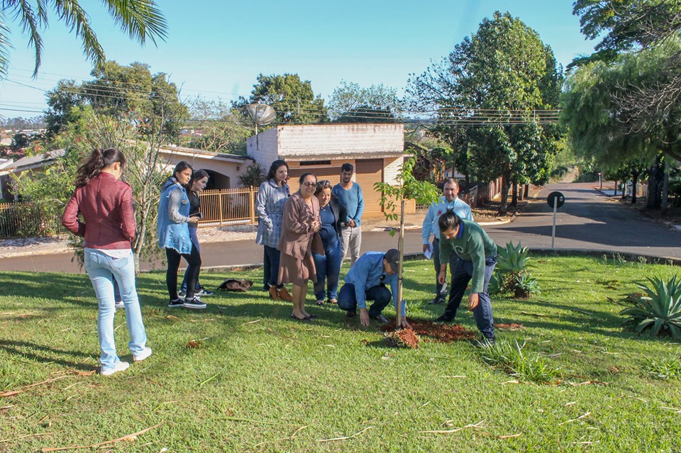 Funcionários da prefeitura comemoram o início da Primavera e dia da Árvore plantando mudas de ár