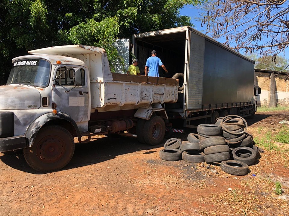 É realizado o recolhimento de todos os pneus velhos das borracharias do município, para sua destin