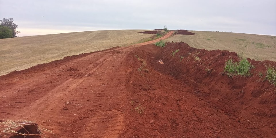 Prefeitura de Jardim Alegre inicia o preparo da estrada que vai em para Fazenda Santa Ana para casca