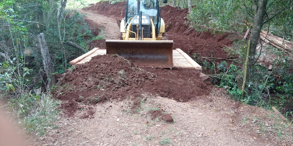 Prefeitura Municipal conclui a construção da ponte que vai para o sítio Santa Rita, e a adequaç
