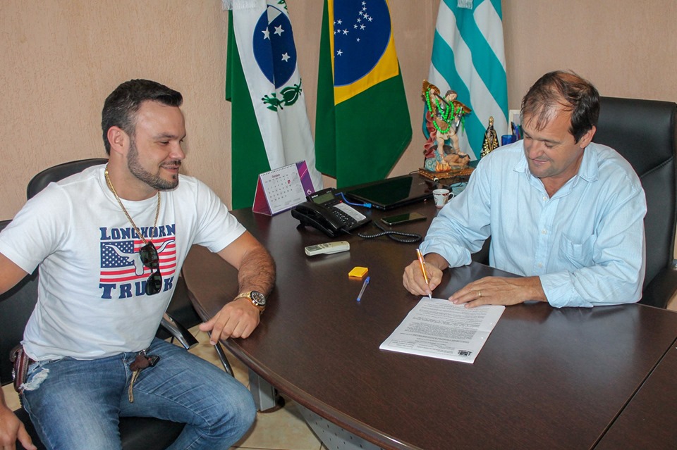 É assinado o contrato para as obras de pavimentação com pedras irregulares (paralelepípedos) na 