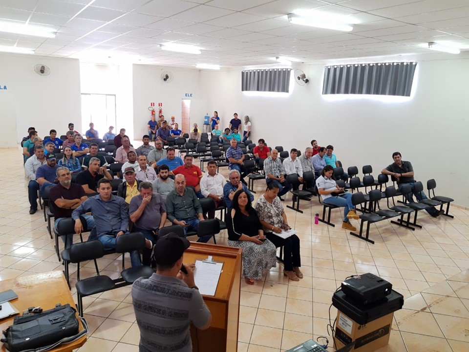 Reunião sobre a construção de uma ponte