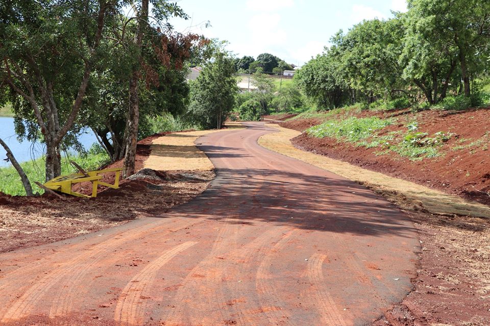 Prefeitura realiza a plantação de grama na obra do lago
