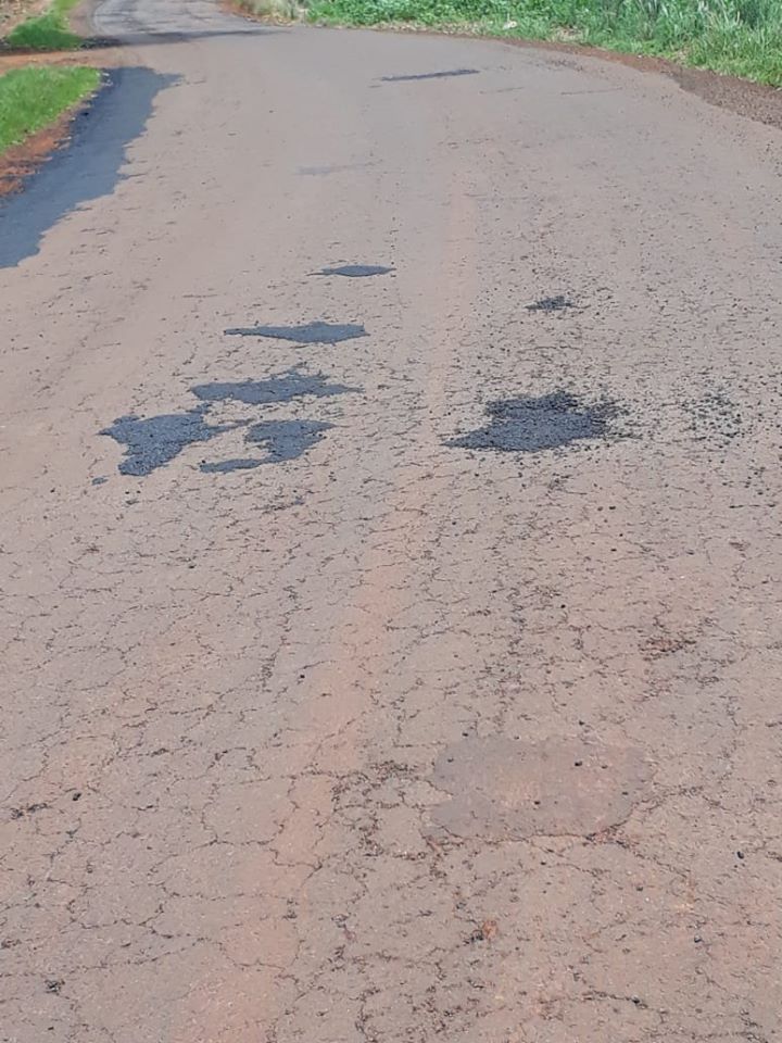 Obras de tapa-buraco na estrada que vai para o bairro Barra Preta