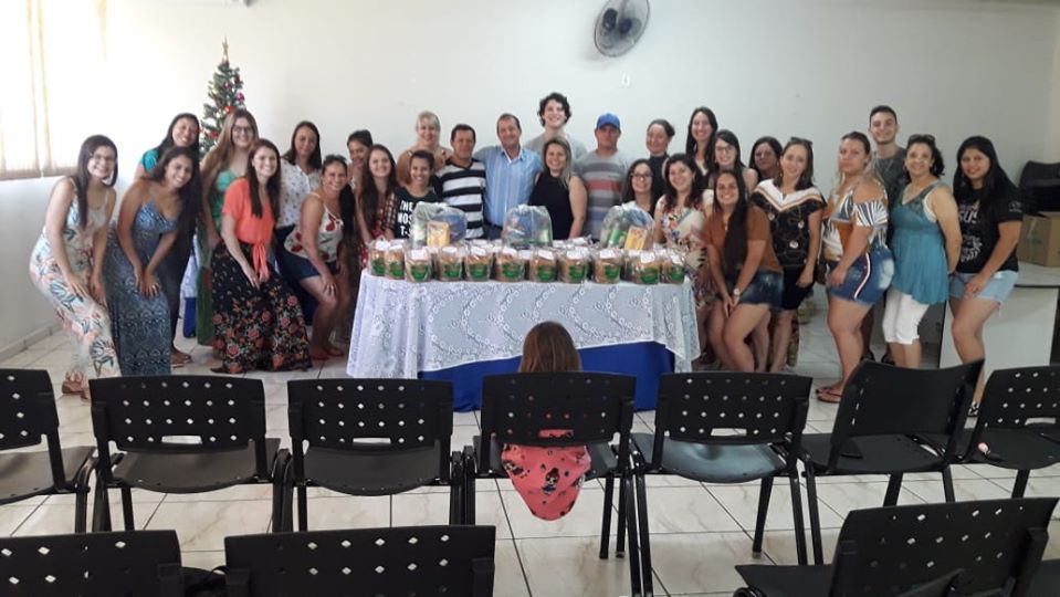 Prefeitura de Jardim Alegre distribui cestas básicas aos os funcionários do CRAS
