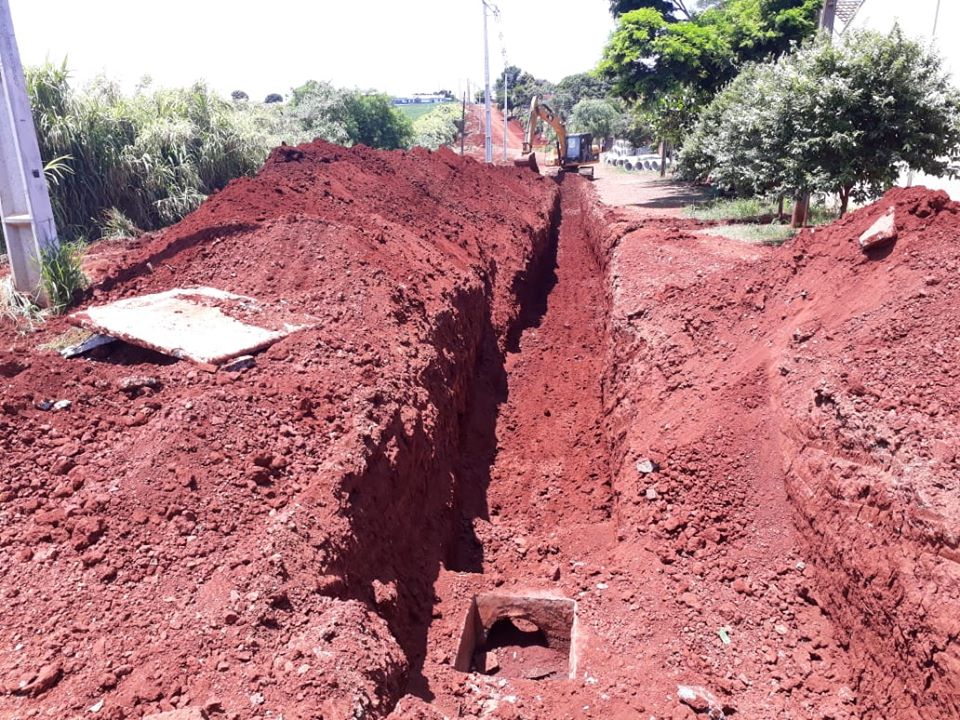 Obras no sistema de drenagem da Rua Castelo Branco
