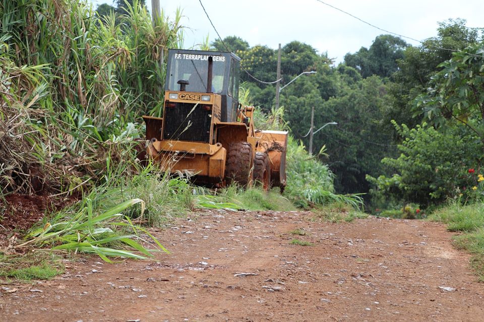 Obras de pavimentação na comunidade da Barra Preta, Rua Arapongas e Londrina