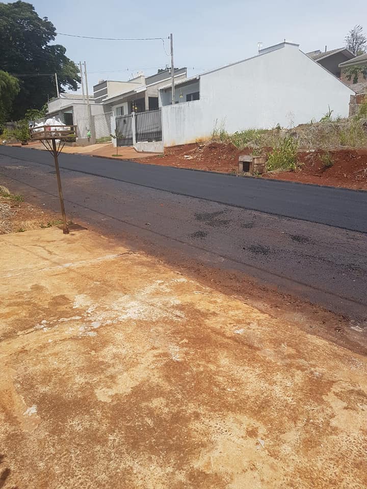 Pavimentação asfáltica na rua Crisântemos