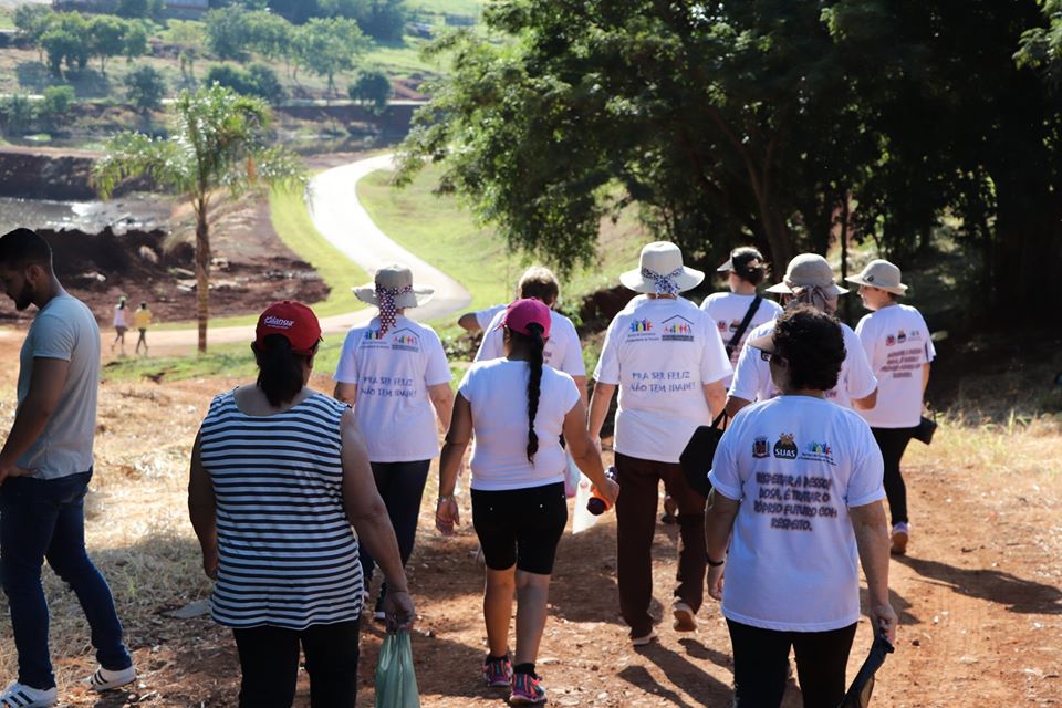 CRAS e membros da Secretaria de Saúde realizaram uma Caminhada com os Idosos nos arredores do proje
