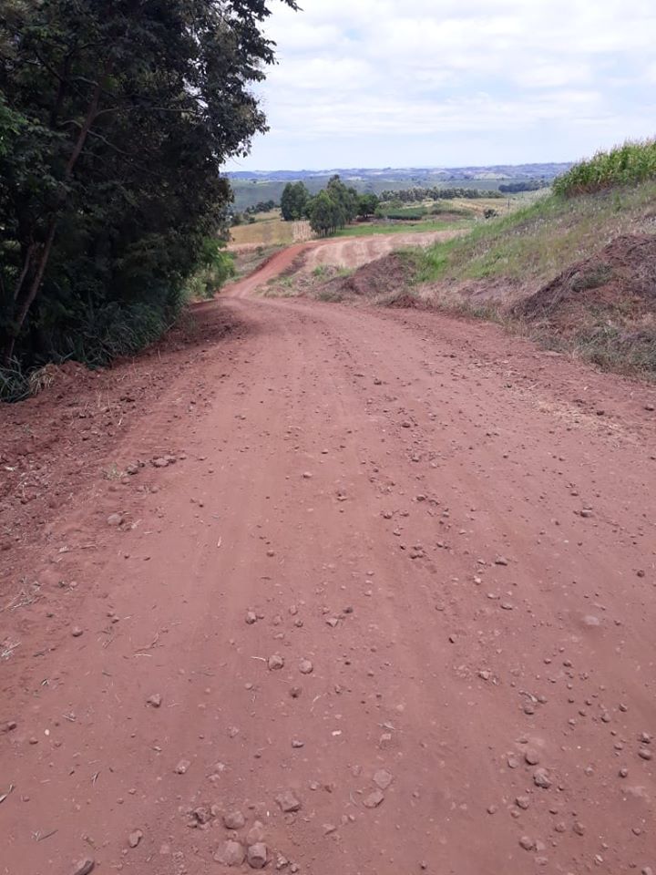 Cascalhamento na estrada do Assentamento 8 de Abril