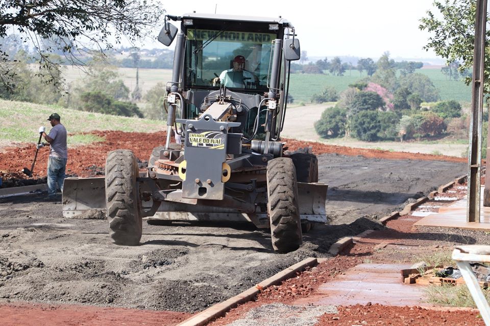 Obras de pavimentação na Rua Paranaguá