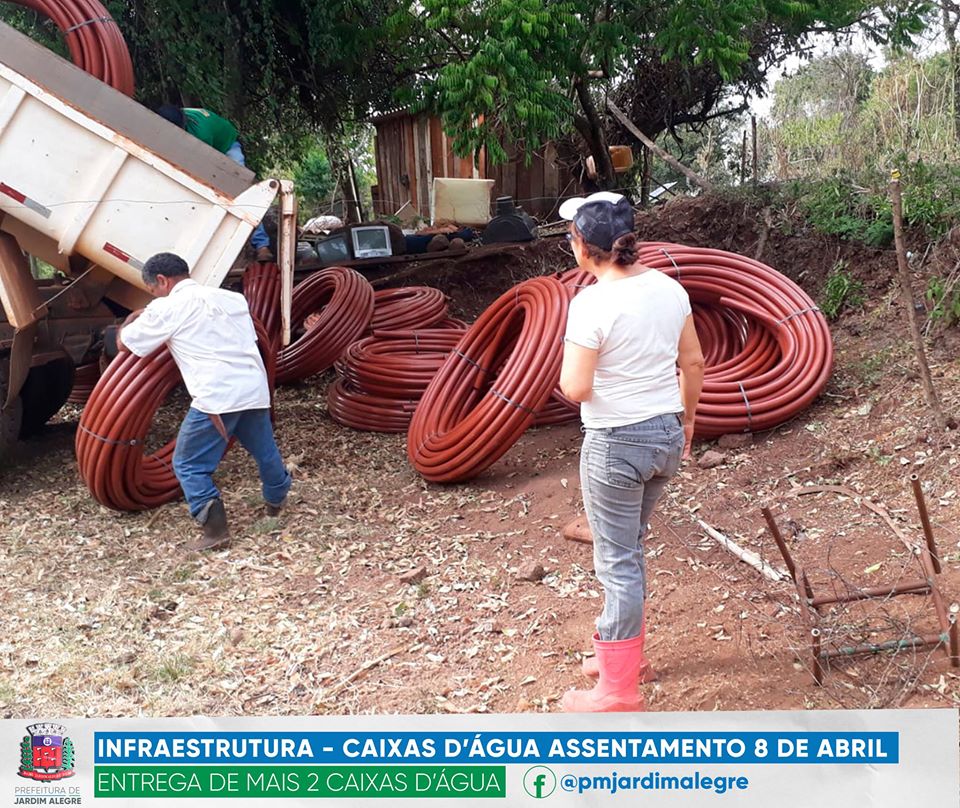 Foram entregues duas caixas de água e canos para instalação na Comunidade Assentamento 8 de abril