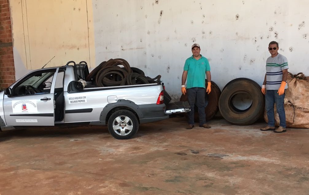 A coleta seletiva está ocorrendo e a população deve colaborar. Nas imagens, pneus da Borracharia 